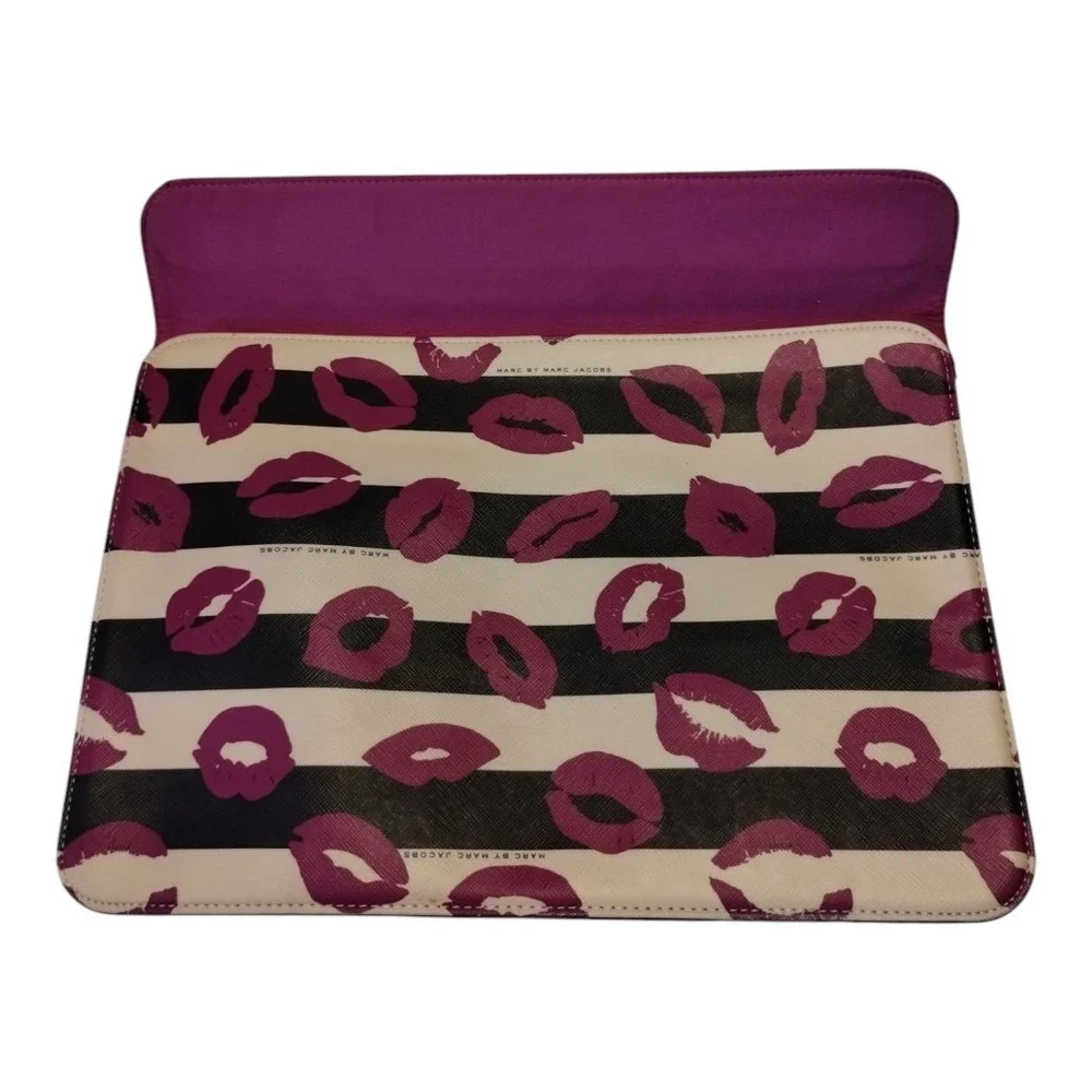 MARC BY MARC JACOBS Lip iPod Protective‎ Sleeve Mini Purse Clutch Computer Case